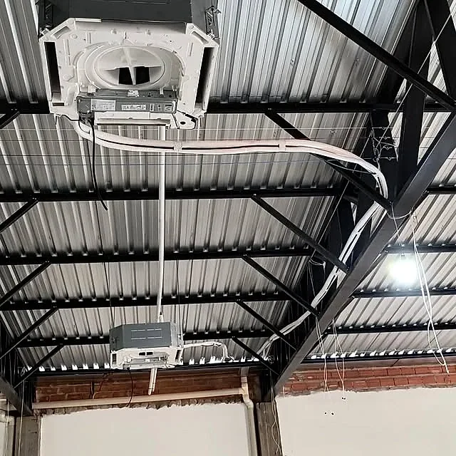 Registro de tubulação e infraestrutura de ar-condicionado no teto metálico